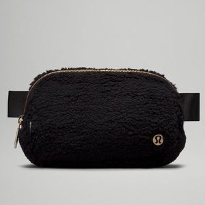 Lululemon belt bag fleece black, gold hardware